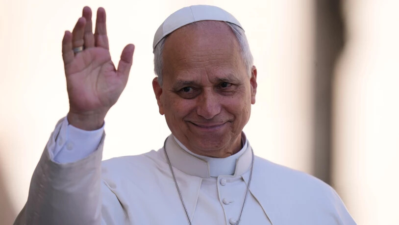 ARCHIV - Papst Leo XIV. winkt, als er zu seiner wöchentlichen Generalaudienz auf dem Petersplatz im Vatikan eintrifft. Foto: Alessandra Tarantino/AP/dpa/Archivbild