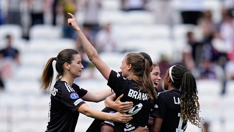 Jule Brand und ihre Mitspielerinnen bejubeln das späte 3:1