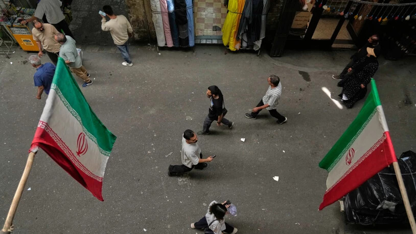 Menschen gehen über den Großen Basar in Teheran. Foto: Vahid Salemi/AP/dpa/Symbolbild