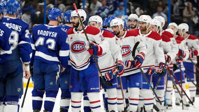 Die Spieler der Montreal Canadiens nehmen die Gratulationen für den Sieg in der Playoff-Serie gegen die Tampa Bay Lightning entgegen