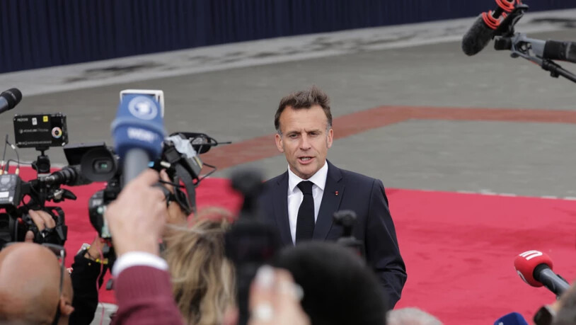 Der französische Präsident Emmanuel Macron spricht mit den Medien bei einem Treffen der Europäischen Politischen Gemeinschaft. Foto: Anthony Pizzoferrato/AP/dpa