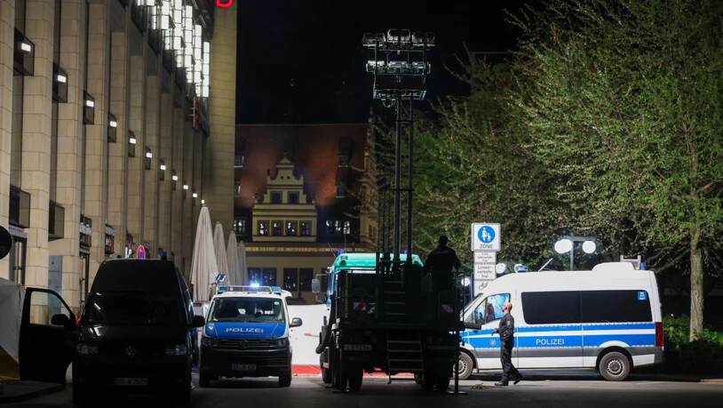 Polizisten errichten einen Lichtmast neben dem Sichtschutz vor dem Tatfahrzeug in der Grimmaischen Straße. In Leipzig ist ein Auto in mehrere Menschen gefahren. Nach Angaben der Polizei gibt es mehrere Verletzte. Foto: Jan Woitas/dpa