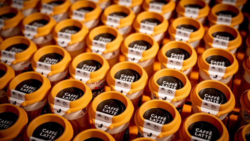 Emmi führt bei der Caffè-Latte-Produktereihe eine vollständig recyclingfähige Verpackungslösung und ein neues Design ein.