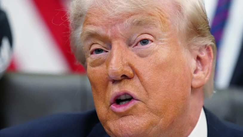 Donald Trump, Präsident der USA, unterzeichnet eine Proklamation im Oval Office des Weißen Hauses. Foto: Jacquelyn Martin/AP/dpa