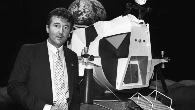 Der Weltraum-Experte Bruno Stanek 1989 an der Jubiläumssendung des Schweizer Fernsehens zur ersten Mondmission aus dem Technorama Winterthur. Hinter ihm ein Modell der ersten Mondfähre Eagle.  (Archivbild)