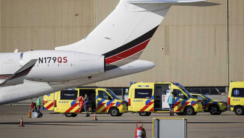 Krankenwagen stehen am Flughafen Schiphol Ost hinter dem zweiten Evakuierungsflugzeug mit einem Patienten an Bord, der auf dem Kreuzfahrtschiff «Hondius» war und Symptome des Hantavirus hat. Foto: Michel Van Bergen/ANP/dpa