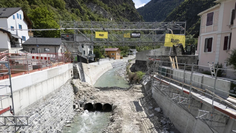 Blick auf die abgerissene Brücke über die Navizence in Chippis.