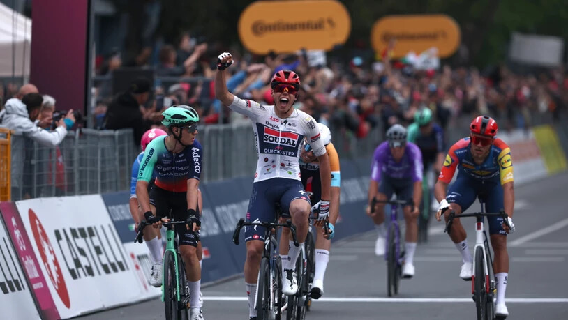 Paul Magnier gewinnt den Sprint gegen die wenigen verbliebenen Konkurrenten