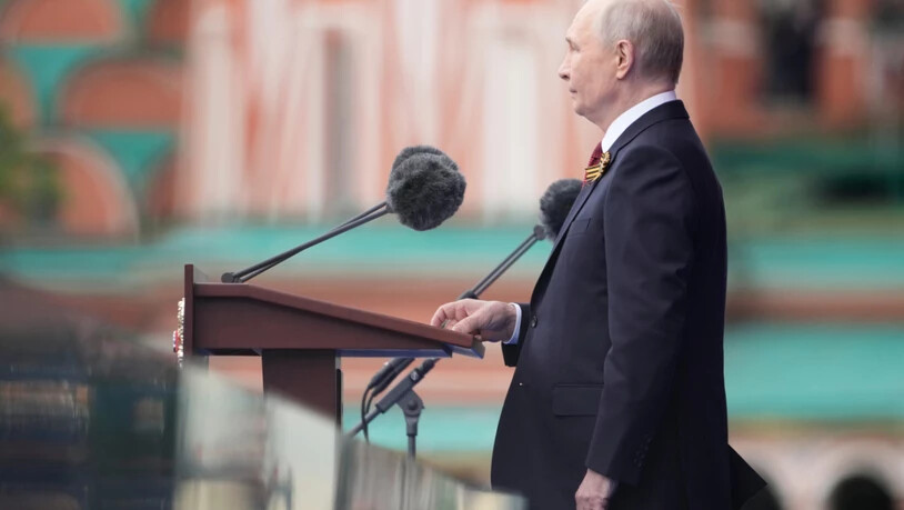 Der russische Präsident Wladimir Putin spricht während der Militärparade zum Tag des Sieges in Moskau Foto: Pavel Bednyakov/AP Pool Photo/AP/dpa