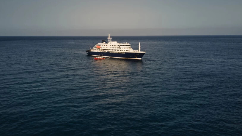 ARCHIV - Luftaufnahme des niederländischen Kreuzfahrtschiffs MV Hondius, das im Atlantik vor den Kapverden vor Anker liegt. Foto: Arilson Almeida/AP/dpa