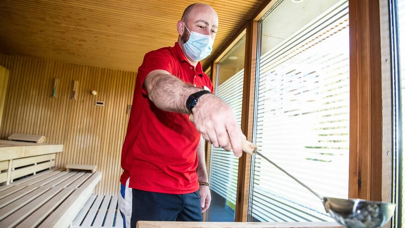 Ab sofort können Wellnessbäder wieder öffnen. Bademeister Marco Caplazi trifft letzte Vorbereitungen in eine der Saunen im Sportzentrum Lenzerheide. 