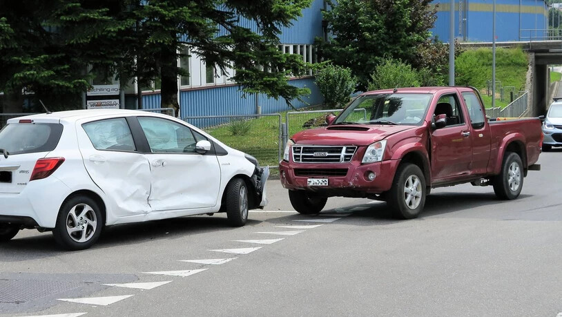 Der 39-jährige Autofahrer übersah auf der Kreuzung auf die Schäniserstrasse einen vortrittsberechtigten Lieferwagen.