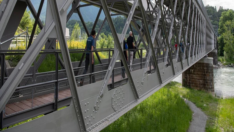 Spektakel: Der Gang über den Brückensteg unter den Gleisen der Hinterrheinbrücke ist ein Erlebnis auf dem neuen Wanderweg.    