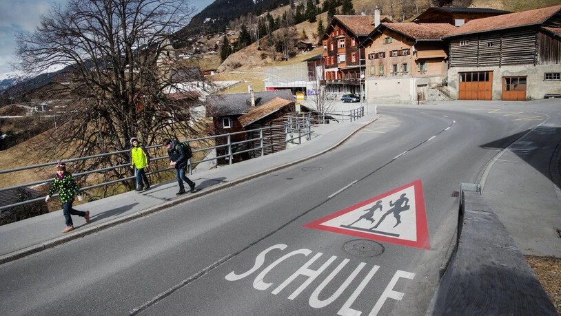 Perspektive für die Schulkinder: In St. Peter wird schon seit Jahren Tempo 30 innerorts gefordert –, denn mitten im Dorf müssen die Kinder, um zur Schule zu gelangen, die Kantonsstrasse überqueren – nun klärt die Talgemeinde Arosa dies ab.
