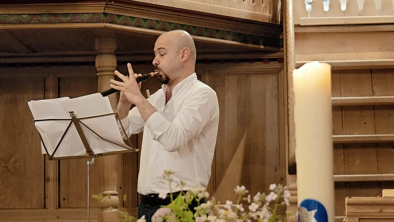 Ronas Sheikhmous spielte aramäische und kurdische Lieder auf der orientalische Flöte Bilûr und der Oboe Duduk.