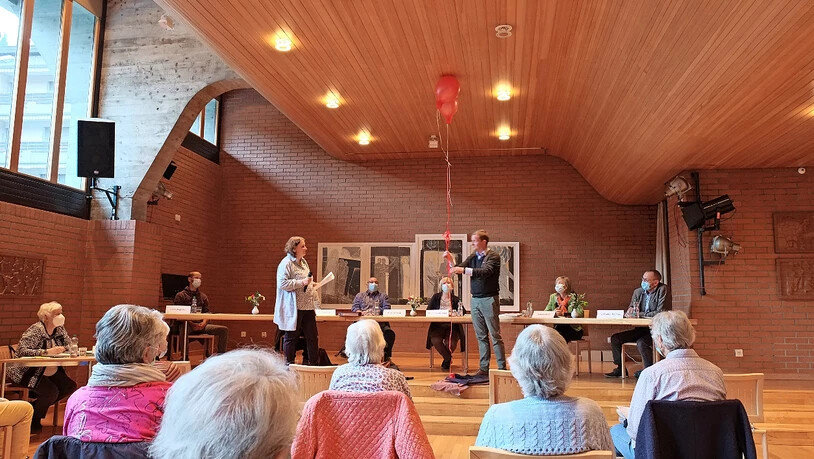 Keine Steine, sondern Luftballons versteckten sich unter einer Decke. Als Abschied liess Martin Grüsser die beiden in den Himmel steigen. 