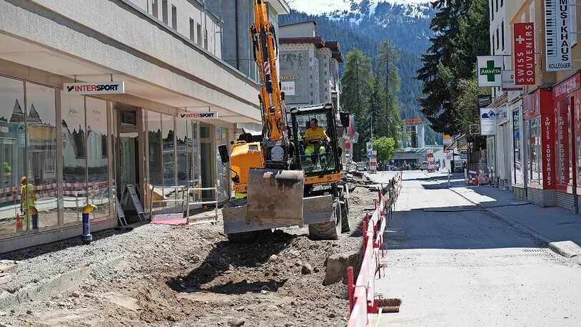 Derzeit wird im Abschnitt Guggerbach bis UBS die talseitige Strassenhälfte bearbeitet.