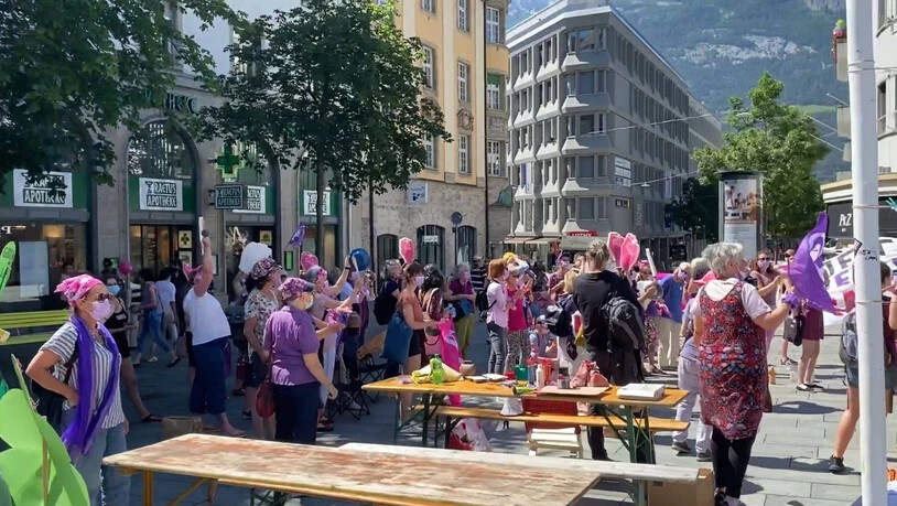 Pünktlich um 15:19 Uhr ging der «Frauen*streik» 2021 in Chur los. Mit Lärm, um auf Missstände aufmerksam zu machen