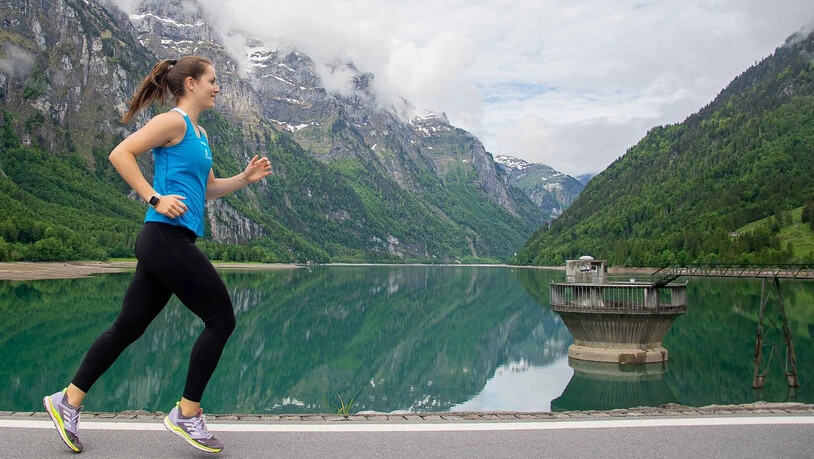 Idyllische Kulisse: Die Teilnehmenden umrunden in diesem Jahr den Klöntalersee selbstständig. 