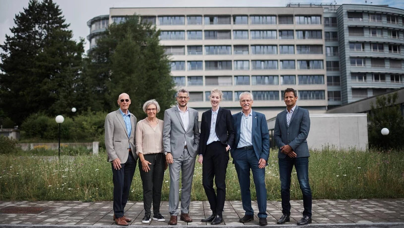 Der Verwaltungsrat des Kantonsspital Glarus mit der neuen Geschäftsleiterin Dr. Stephanie Hackethal, dritte von rechts. Aufgenommen am Freitag, 25. Juni 2021 in Glarus.