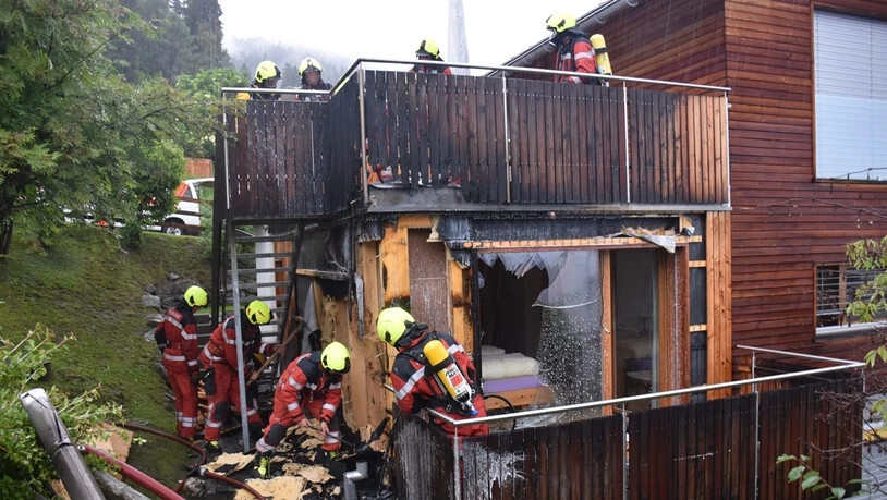 Die Feuerwehrleute mussten die Holzfassade und Isolation des Ferienhauses teilweise abbrechen.