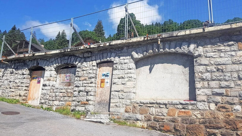 Steine des Anstosses: Lange Zeit war nicht klar, was mit der Mauer des abgebrannten «Alpenblicks» passieren soll.