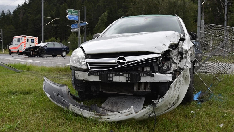 An beiden involvierten Fahrzeugen entstand Totalschaden. Die Kantonspolizei Graubünden untersucht den Unfallhergang