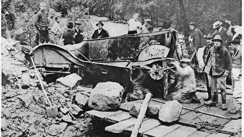 «Hochwasser in Rüti: Auch im Kanton Glarus hat das Unwetter arg gehaust. Bei Rüti ging die ‘Erlenruns’ nieder, riss eine Brücke weg und begrub die Strasse unter einer meterhohen Schlamm- und Schuttschicht. Dabei ist ein Automobilist nur mit knapper Not dem Tod entronnen, indem sein Wagen beim Passieren der Brücke von den Geschiebemassen gegen eine Mauer gedrückt wurde.» 