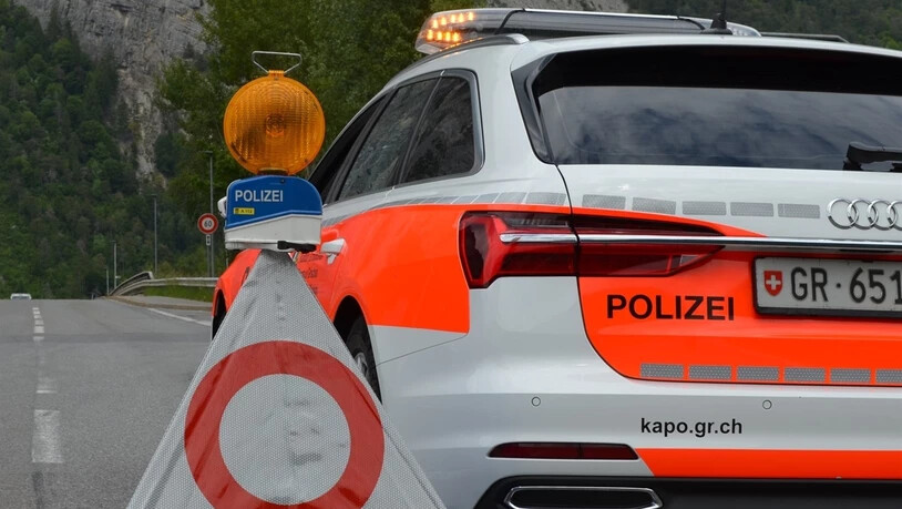 In Domat/Ems kam es am Samstag zu einer Frontalkollision. Die Kantonspolizei Graubünden sucht Zeugen.