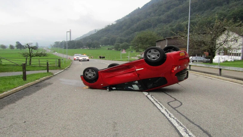Der 21-jährige Autofahrer zog sich beim Unfall in Bilten Verletzungen an den Händen zu.