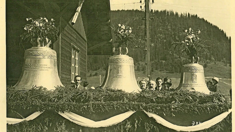 Das heute noch vorhandene Glockengeläute, zur Weihe festlich geschmückt, das nun mit zwei weiteren Glocken ergänzt wird.
