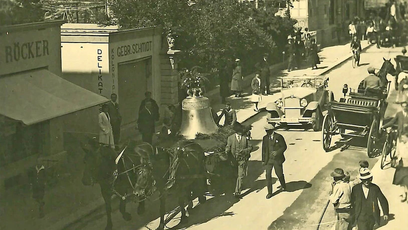 Erst 1930 hatte die Pfarrei wieder das Geld für ein neues 5-stimmiges Bronzegeläute beisammen. Hier: Glockeneinzug über die Promenade.