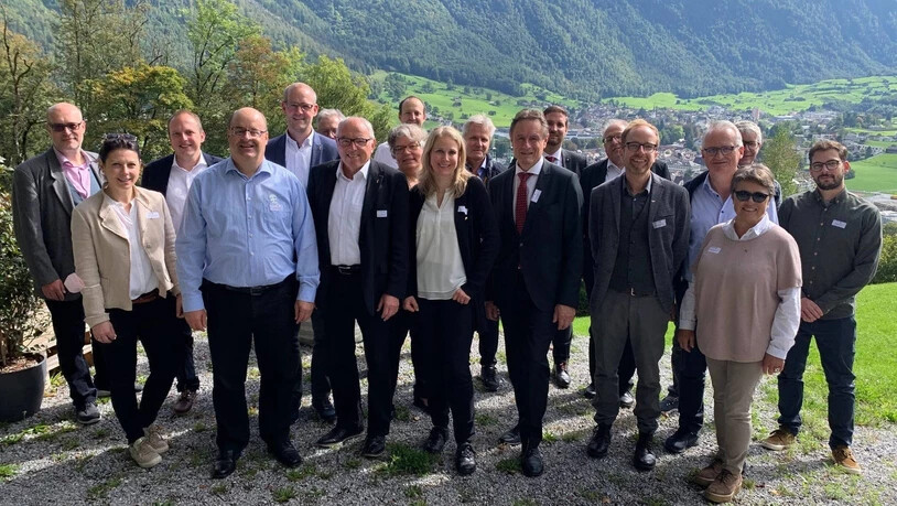 Besuch der Geschäftsleitung des Landrats des Kantons Baselland am 29. September auf Einladung des Glarner Landratsbüros. Gruppenfoto vor dem Mittagessen im «Bergli» Glarus.