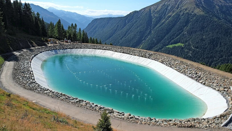 Auch wenn es nach einem Whirlpool aussieht: Die Bläschen dienen hier nicht dem Wellness suchenden Gast. Vielmehr wird damit für eine ständige Zirkulation des Wassers gesorgt. Für die technische Beschneiung sollte nämlich das Wasser im ganzen See gleich warm (respektive kalt) sein. Ohne Belüftung würde der Seespiegel zufrieren, jedoch wäre das Wasser am Seegrund verhältnismässig warm.