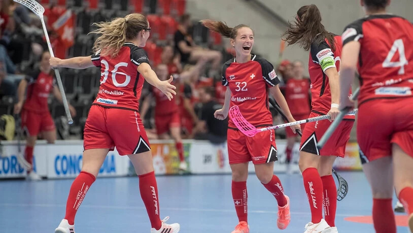 Lisa Liechti (Mitte) jubelt mit Chiara Gredig (links) und Flurina Marti beim Länderspiel gegen Tschechien Anfang September in Bern.