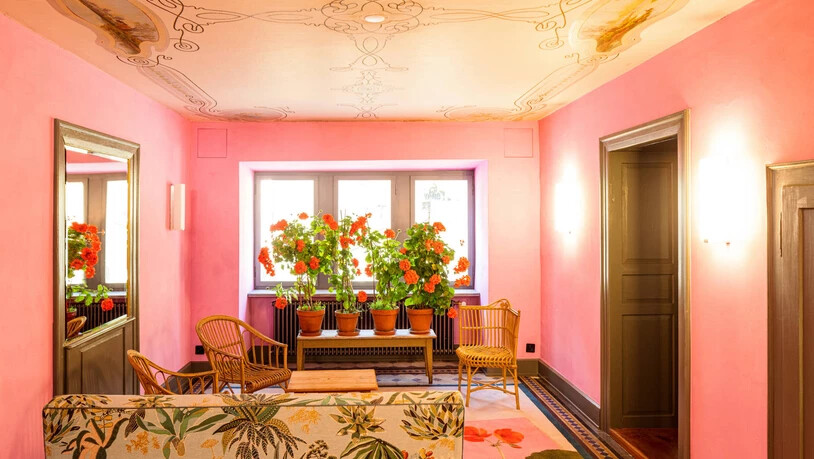 Zwischengelagert: Die Geranien waren schon der Stolz der alten Besitzerin des «Posthotel Löwe» in Mulegns. Bald werden sie ins Winterlager gebracht, während die Bauarbeiten im Hotel wieder beginnen. 