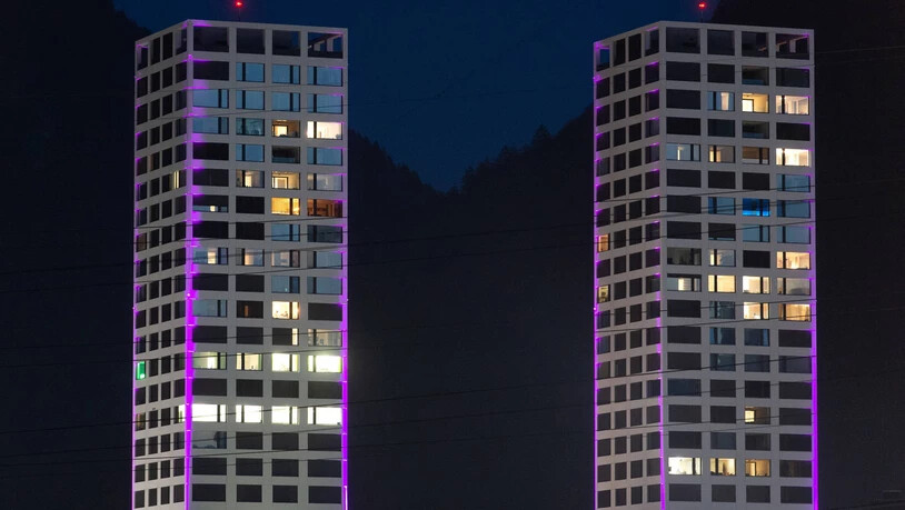 Die beiden Hochhäuser sind mit verschiedenen Farben beleuchtet anlässlich des 10-Jahr-Jubiläums von City West in Chur.
