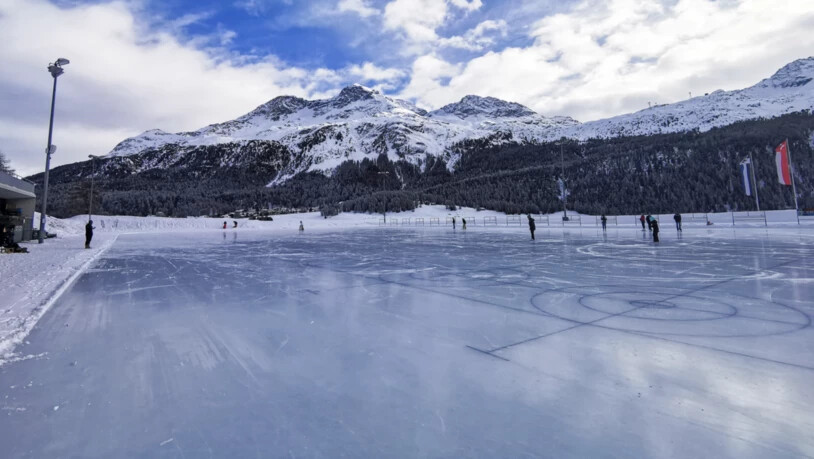 Viel Platz: Auf dem Eisfeld kann Curling und Eishockey gespielt sowie Schlittschuh gelaufen werden.
