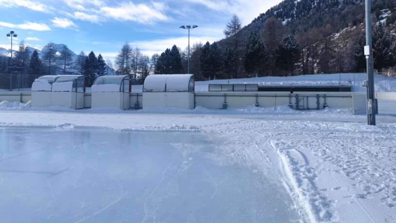 Zum Sportzentrum gehört auch ein Eis, auf welchem jeweils die Spiele der regionalen Eishockeymannschaft ausgetragen werden.