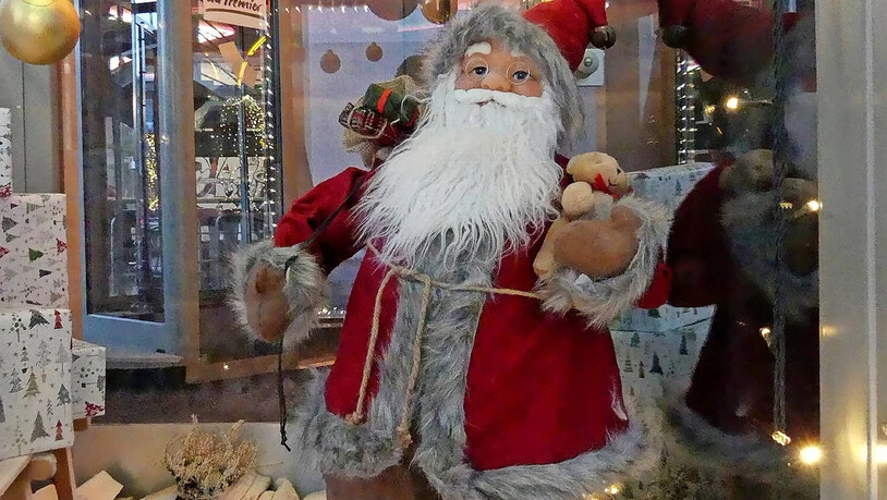 Seit dem 4. Dezember grüsst dieser behäbige Weihnachtsmann aus dem Fenster des Restaurants Scala.