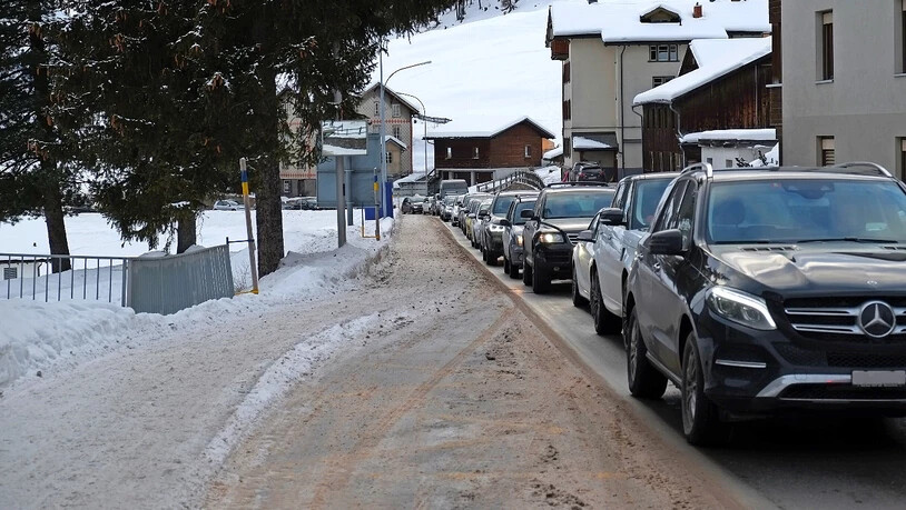 Dezember 2020: Trotz abgesagtem Spengler Cup ergaben sich lange Staus in Davos – hier beim Spital. 