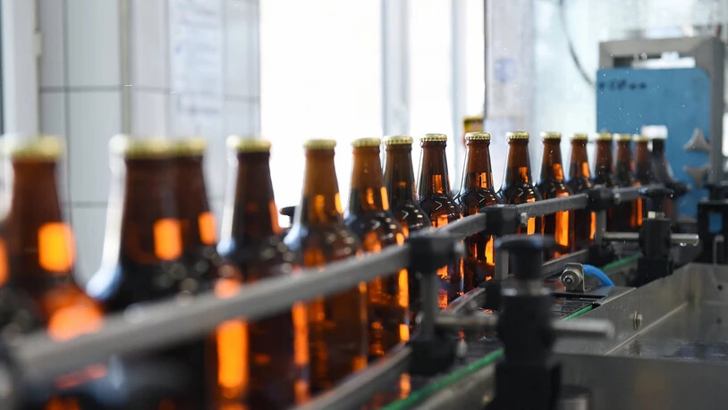 Genug Arbeit für die Abfüllmaschine in Schwanden: Die Brauerei Adler kann in nach der Flaschennot im Sommer und Anfang Herbst wieder im Normalbetrieb ihre Biere in die wiederverwendbaren braunen 29 cl-Flaschen abfüllen.
