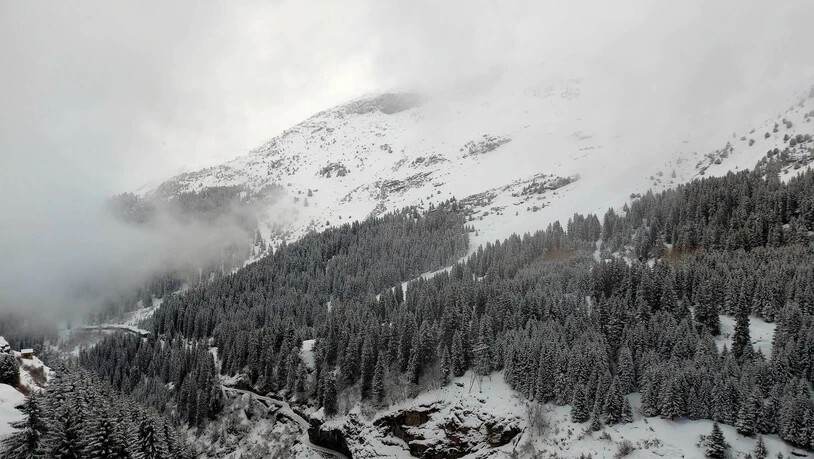 Ausblick auf die verschneite alpine Szenerie in Gadastatt.