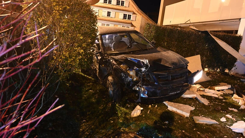 Am Auto entstand ein Totalschaden. Ebenfalls wurde der Sichtschutzzaun beschädigt.