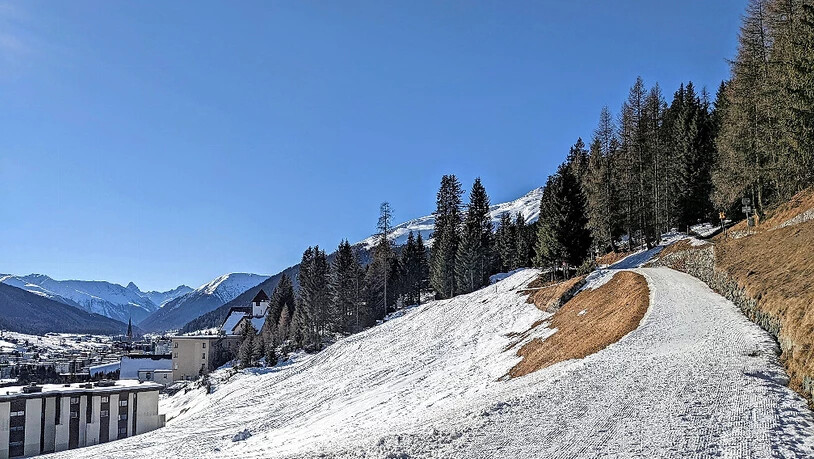 Trotz ausgeaperten Hängen neben der Piste lässt sich die Schatzalp-Talabfahrt zur Bobbahnstrasse problemlos befahren.  