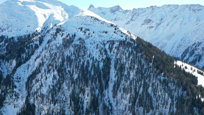 Bei Bergün: Der 17-Jährige konnte gegen 18.30 Uhr geortet und anschliessend aus den Schneemassen geborgen werden. Trotz sofortiger Reanimation konnte nur noch sein Tod festgestellt werden. 