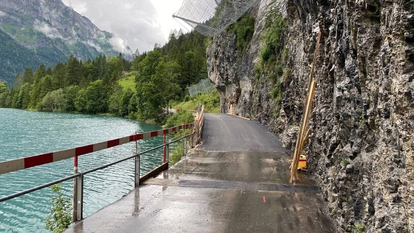 Bauarbeiten an der Klöntaler Seestrasse: Notbrücke vom Sommer 2021 wird durch einen Neubau ersetzt. 