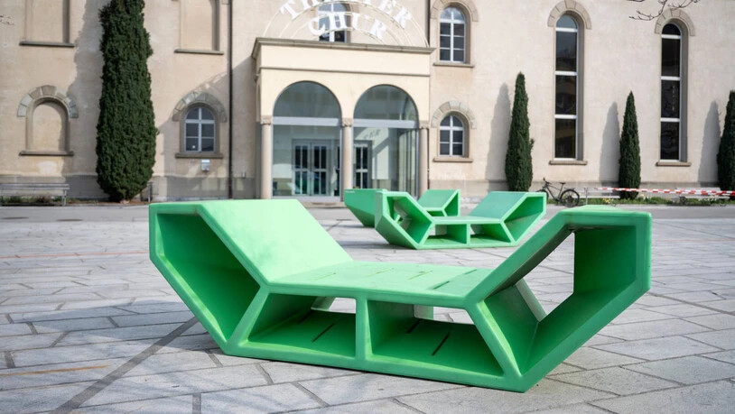 Umstrittene Objekte: Die Sitzmöbel auf dem Churer Theaterplatz locken dieser Tage noch kaum Publikum an, das es sich darauf gemütlich machen würde. 