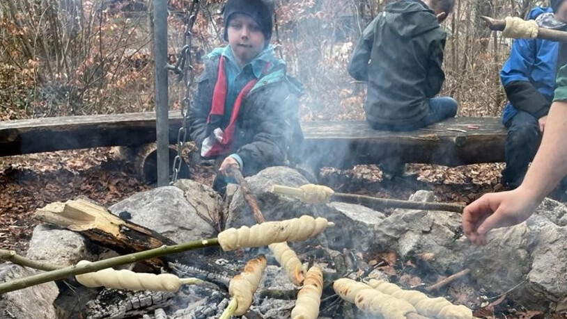 Belohnung: Die Pfadi Rauti grilliert Schlangenbrot über dem Feuer in Näfels. 