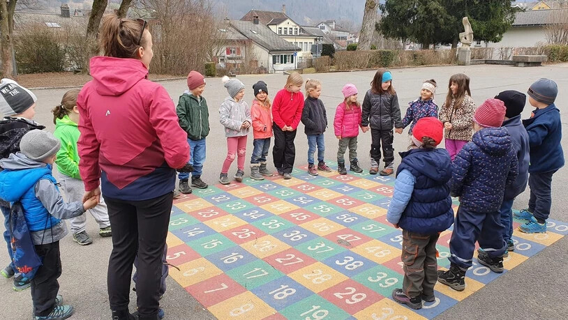 Auch die Kleinsten sind mit dabei: die kantonale Biberstufe beim Kreisspiel in Glarus.